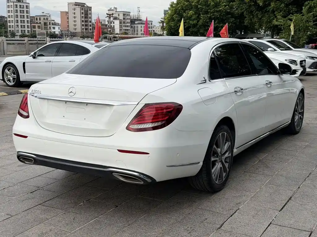 Mercedes-Benz E-Class — миниатюра 9