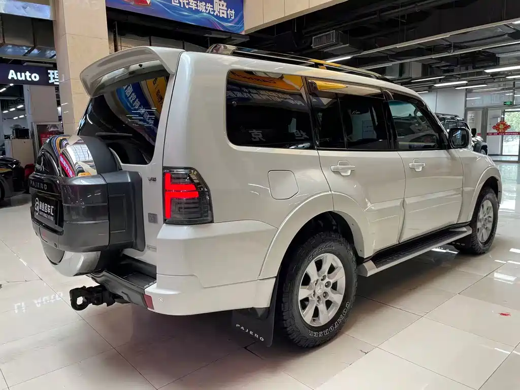 Mitsubishi Pajero (Import) — миниатюра 6