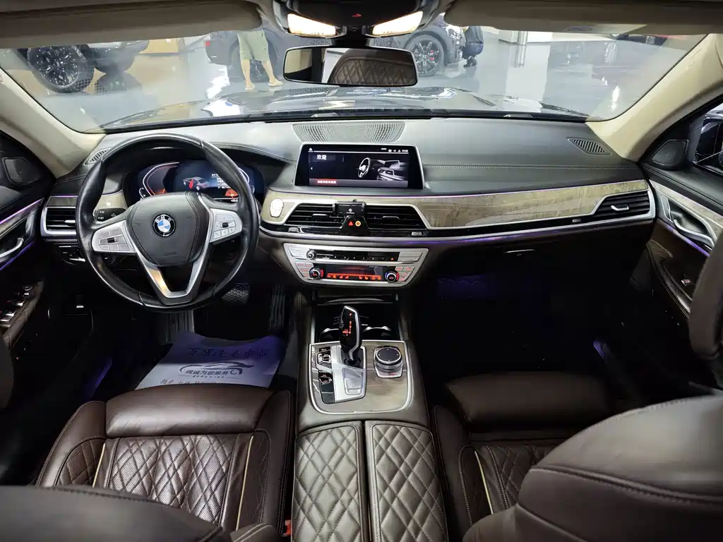 BMW 7 Series — миниатюра 8