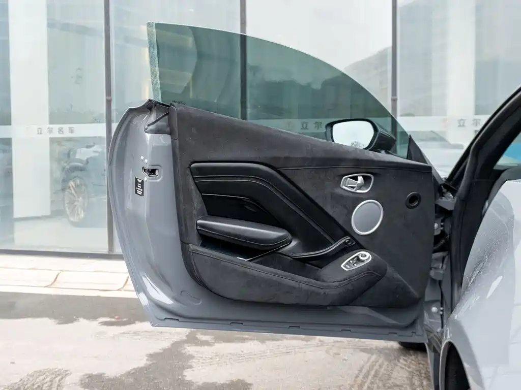 ASTON MARTIN V8 VANTAGE