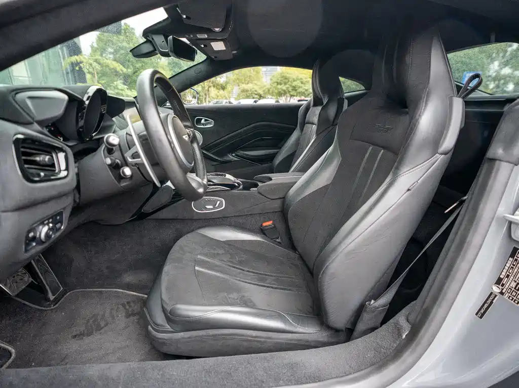 ASTON MARTIN V8 VANTAGE