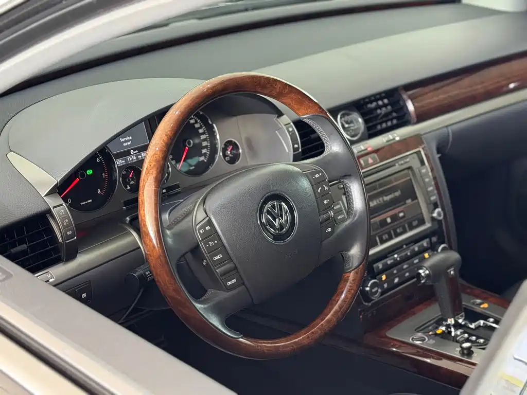 VOLKSWAGEN PHAETON