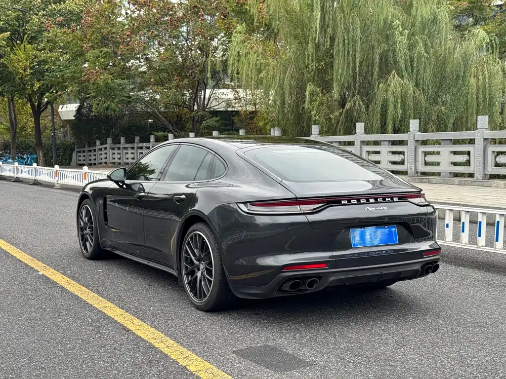 PORSCHE PANAMERA