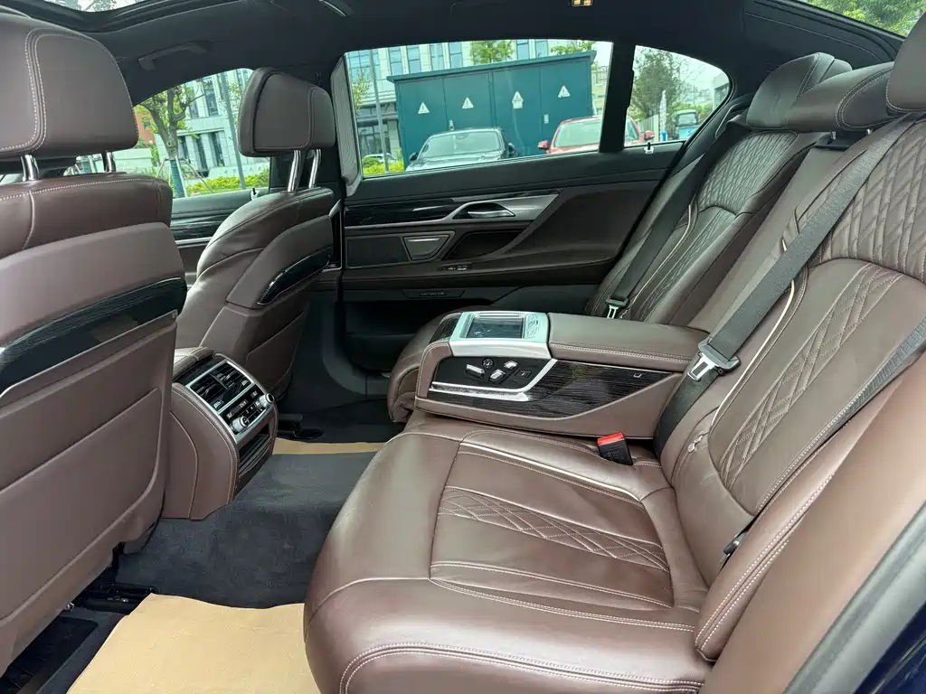 BMW 7 Series — миниатюра 10