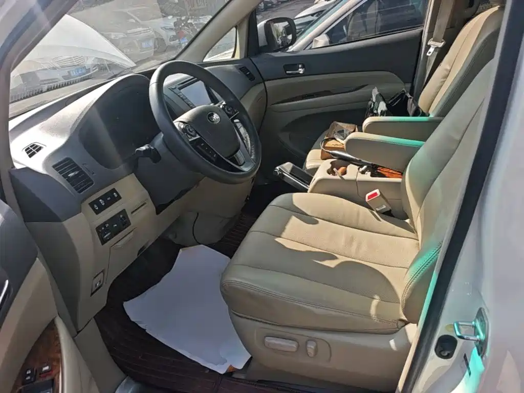 BYD M6 — миниатюра 15