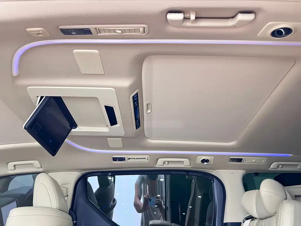 Toyota Alphard — миниатюра 30