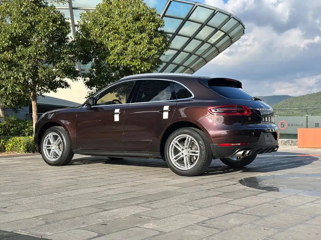PORSCHE MACAN