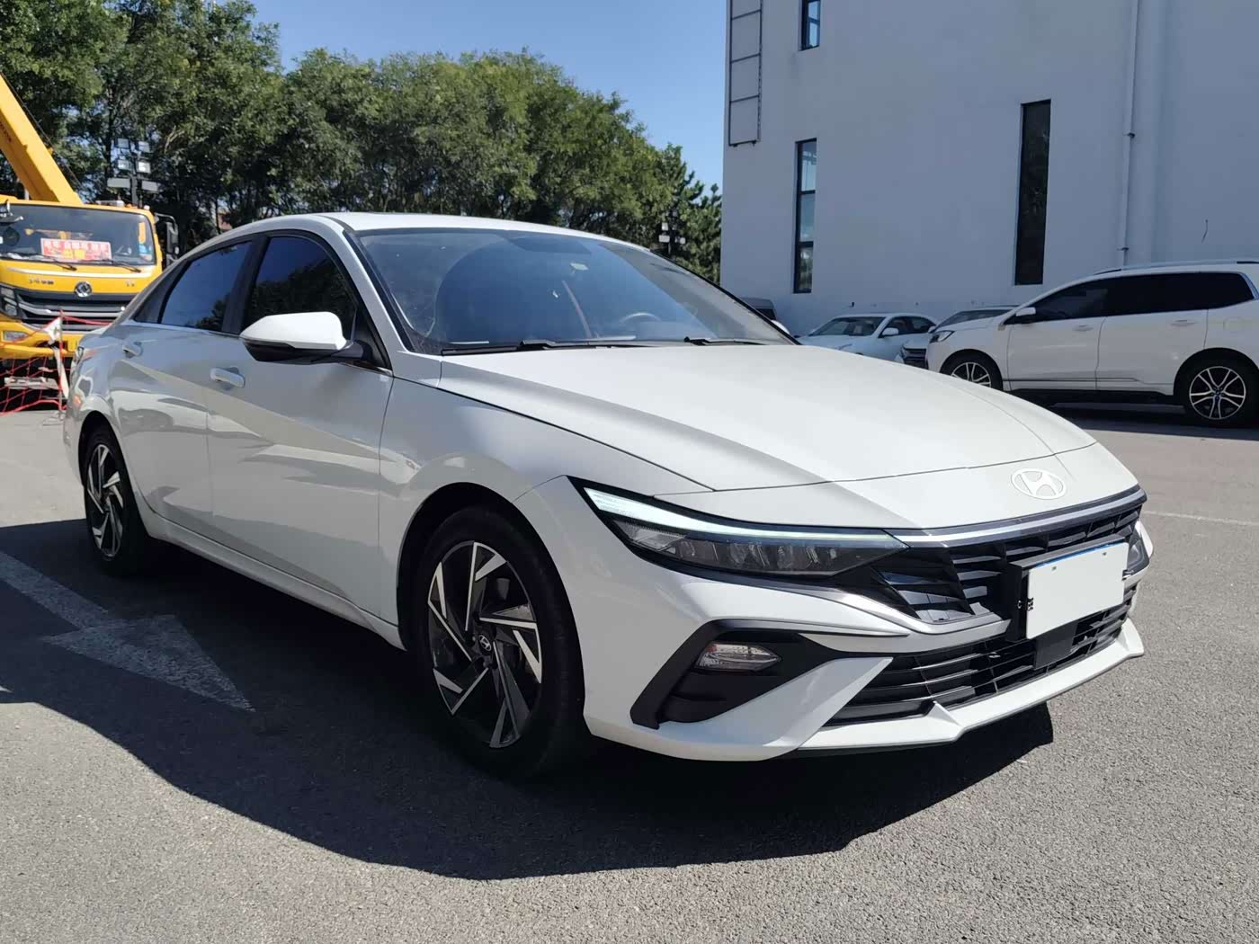 Hyundai Elantra 1.5 л 2024 г. Белый, пробег 15000 км