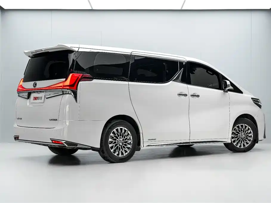 LEXUS LM