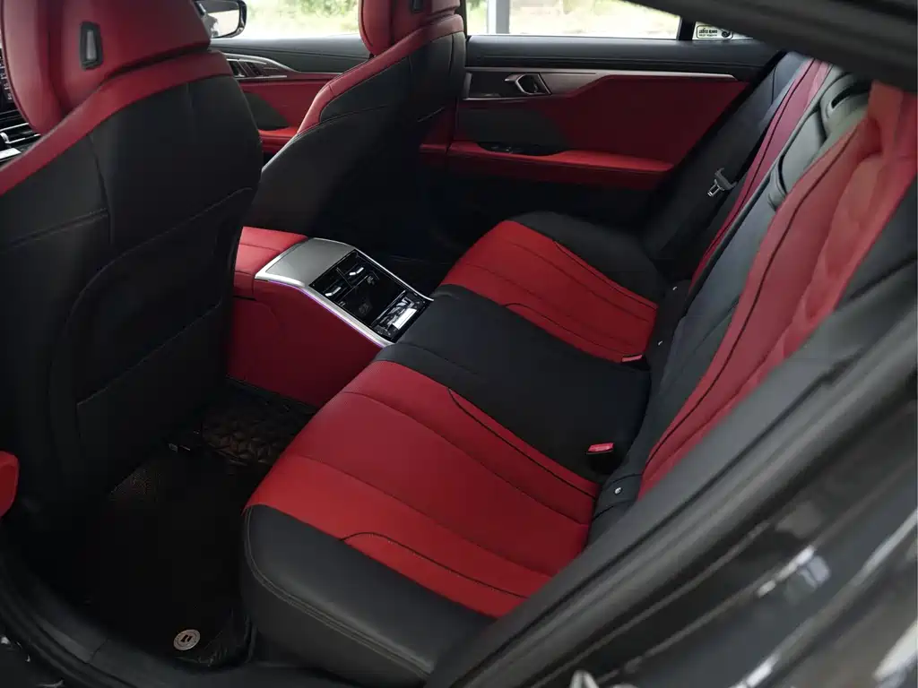 BMW 8 Series — миниатюра 11