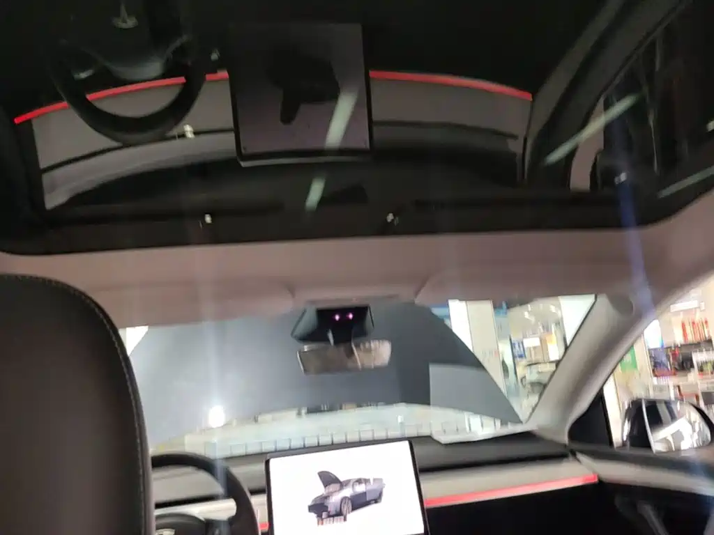 Tesla Model Y — миниатюра 18