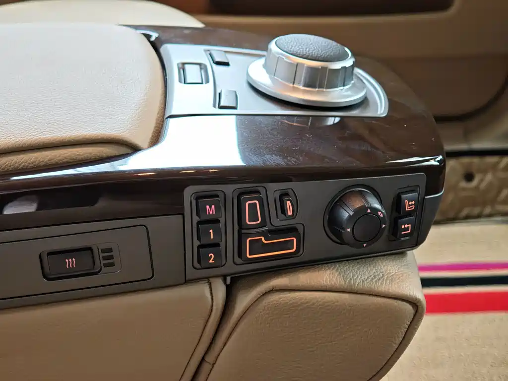 BMW 7 Series — миниатюра 28