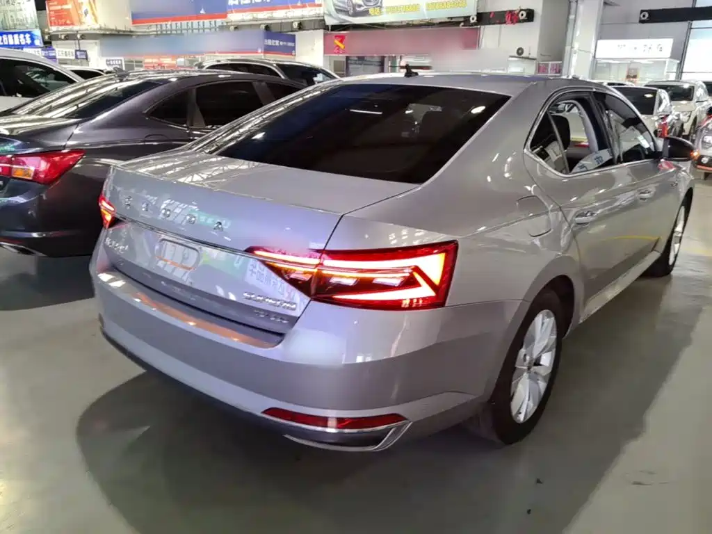 Skoda Superb — миниатюра 7