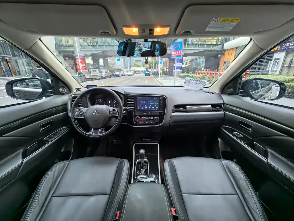 MITSUBISHI OUTLANDER