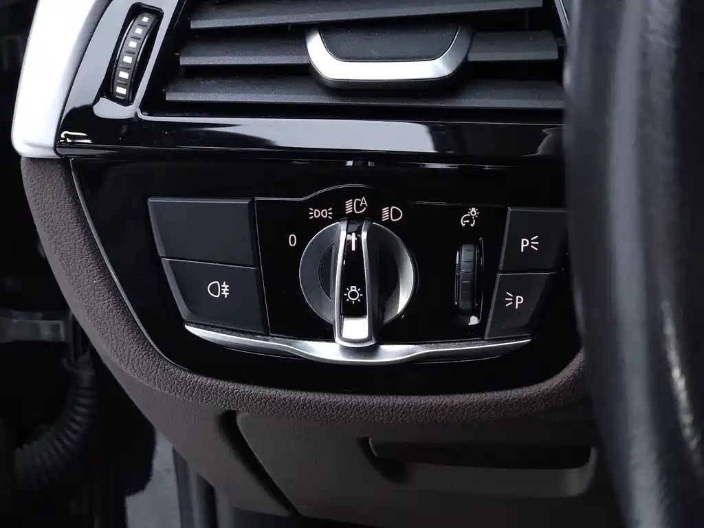 BMW 5 Series — миниатюра 11