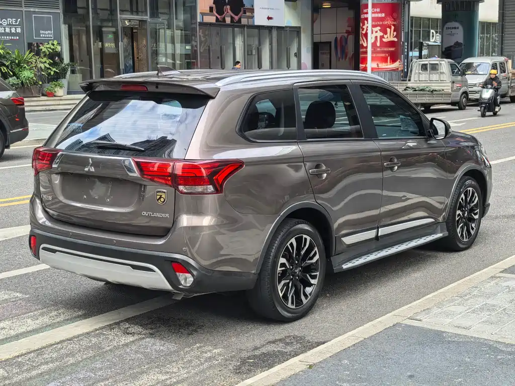 MITSUBISHI OUTLANDER