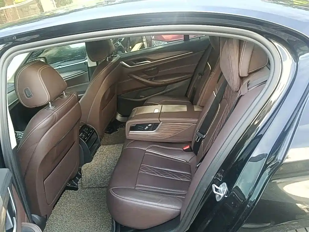 BMW 5 Series — миниатюра 17