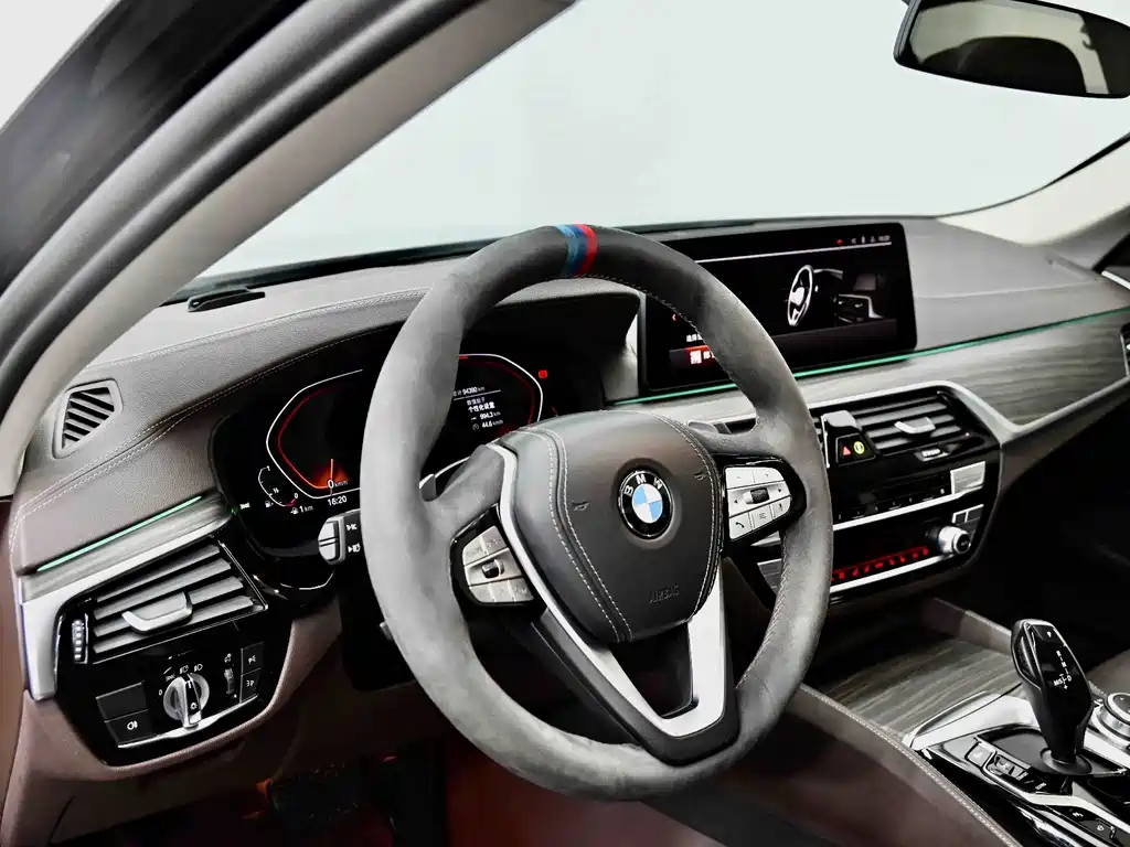 BMW 5 Series — миниатюра 24