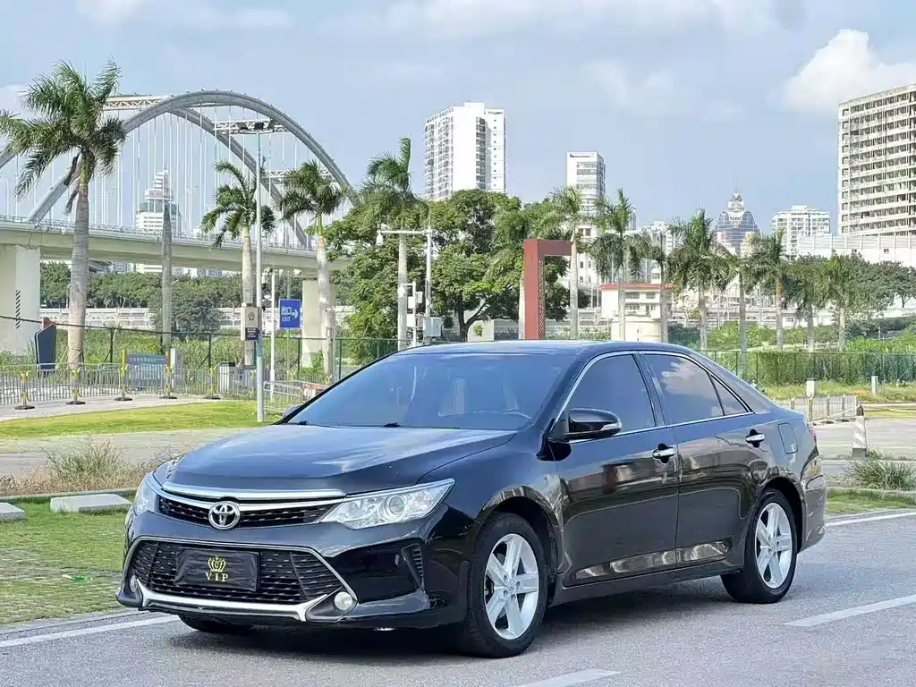 Toyota Camry 2015 2.0G Leading Edition