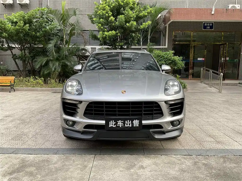 PORSCHE MACAN