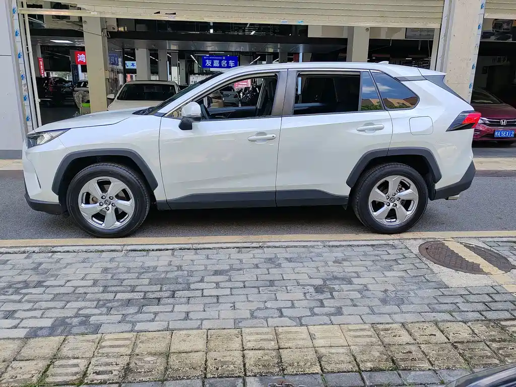 Toyota RAV4 — миниатюра 3