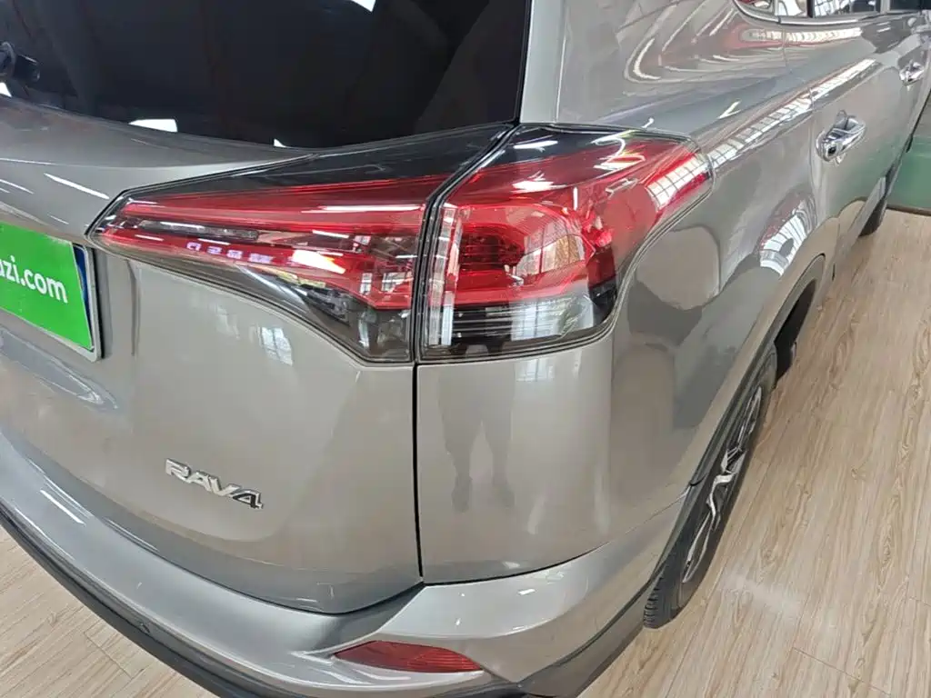 Toyota RAV4 — миниатюра 8