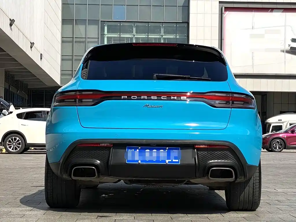 PORSCHE MACAN