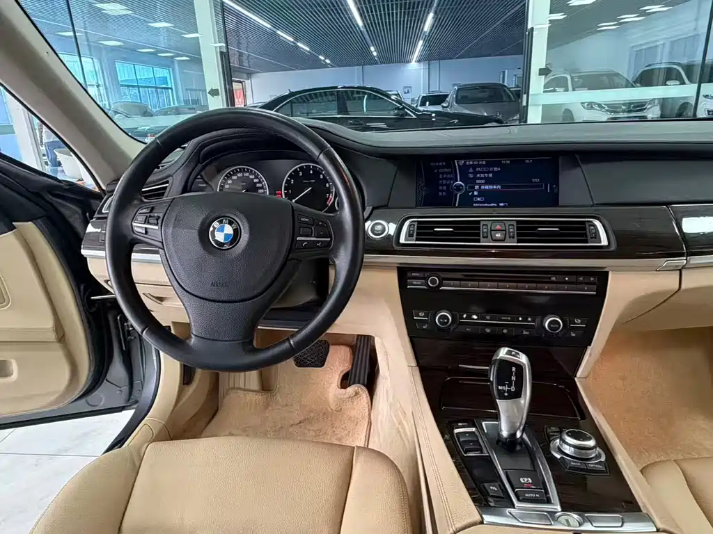 BMW 7 Series — миниатюра 10
