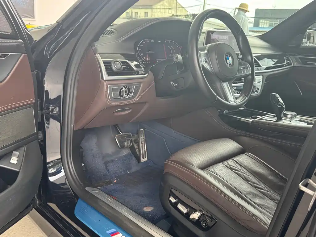 BMW 7 Series — миниатюра 13