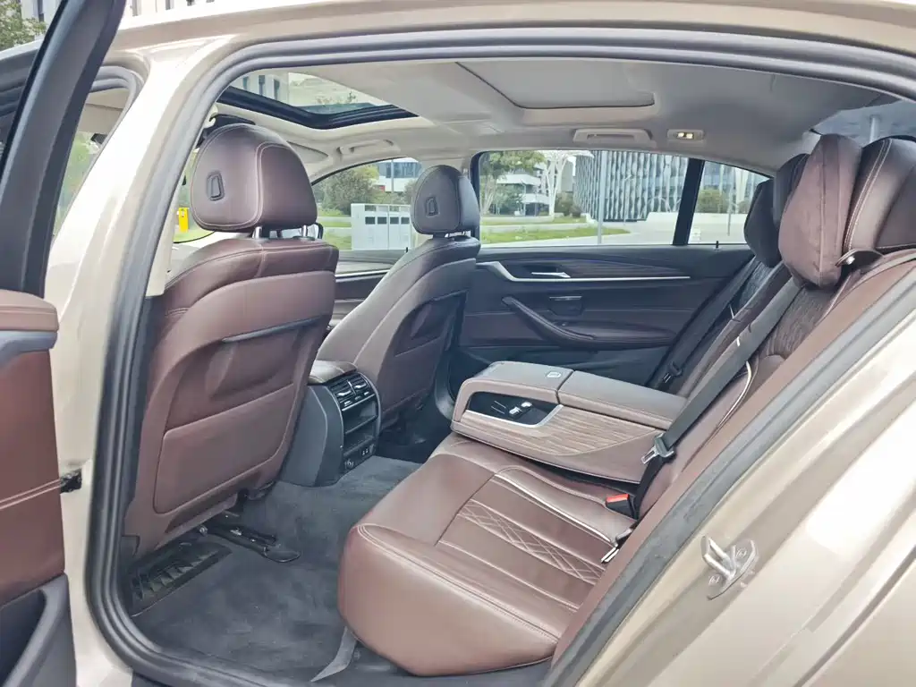BMW 5 Series New Energy — миниатюра 6