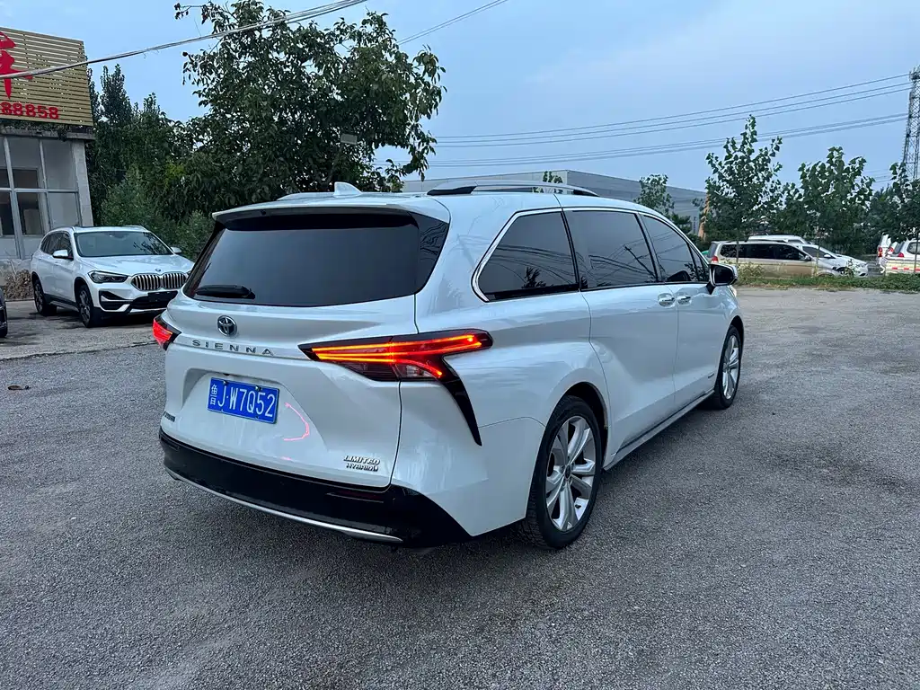 Toyota Sienna — миниатюра 3