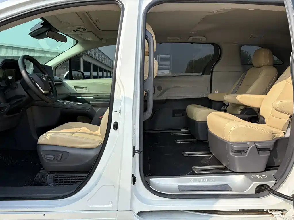 Toyota Sienna — миниатюра 9