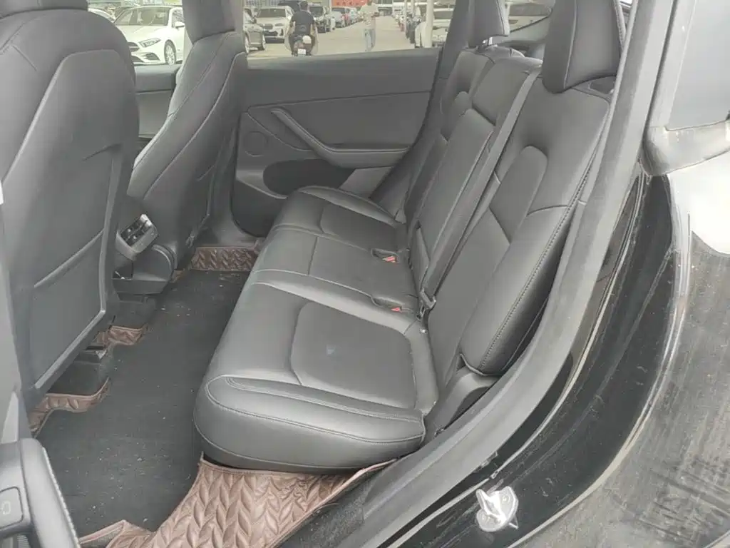 Tesla Model Y — миниатюра 17