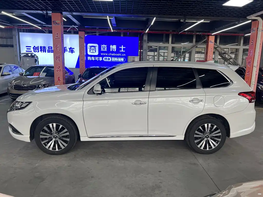 Mitsubishi Outlander 2021 2.4L 7 мест