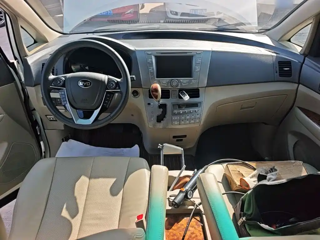 BYD M6 — миниатюра 10
