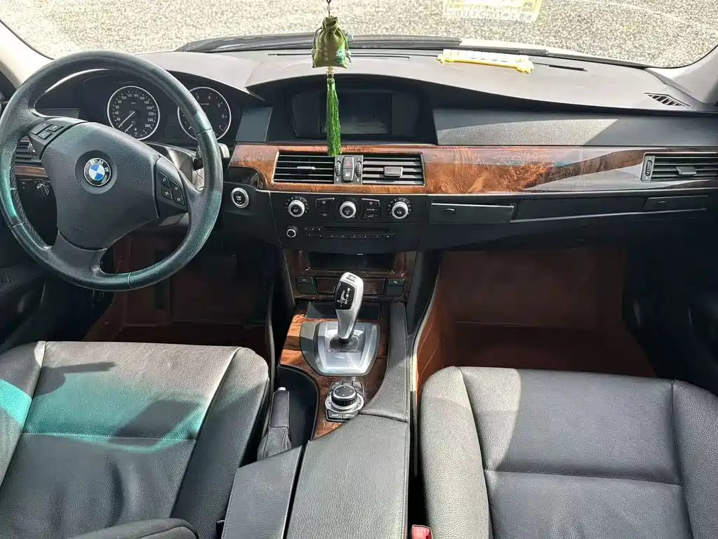 BMW 5 Series — миниатюра 11