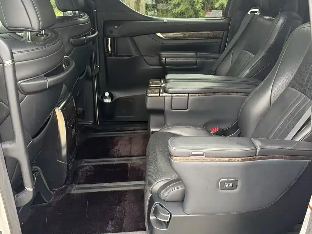 Toyota Alphard — миниатюра 9