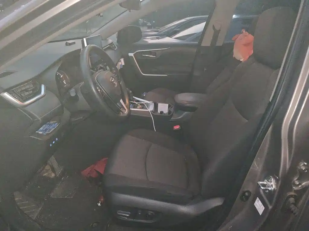 Toyota RAV4 — миниатюра 8