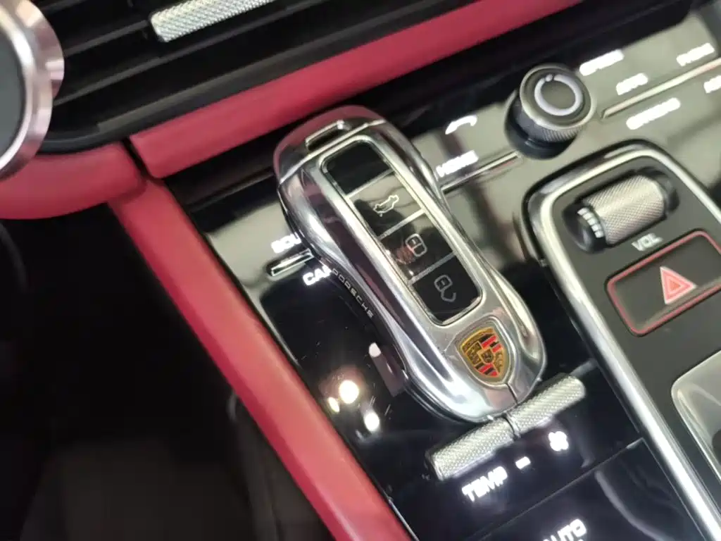 Porsche Cayenne — миниатюра 9