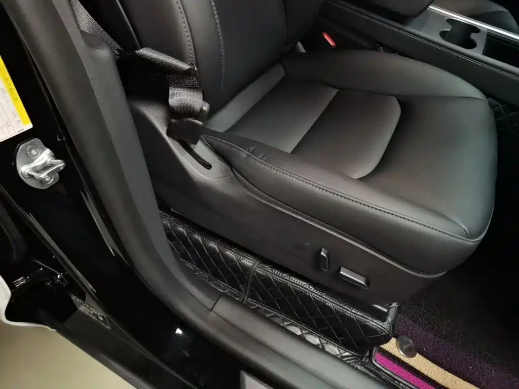 Tesla Model Y — миниатюра 25