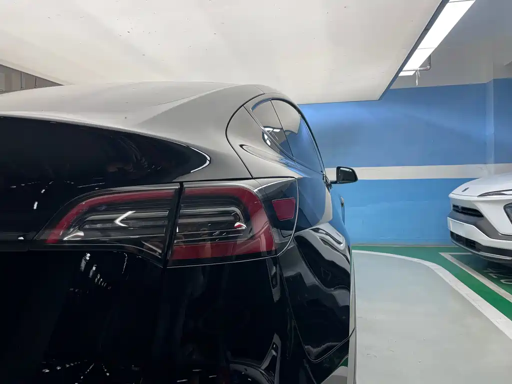 Tesla Model Y — миниатюра 9