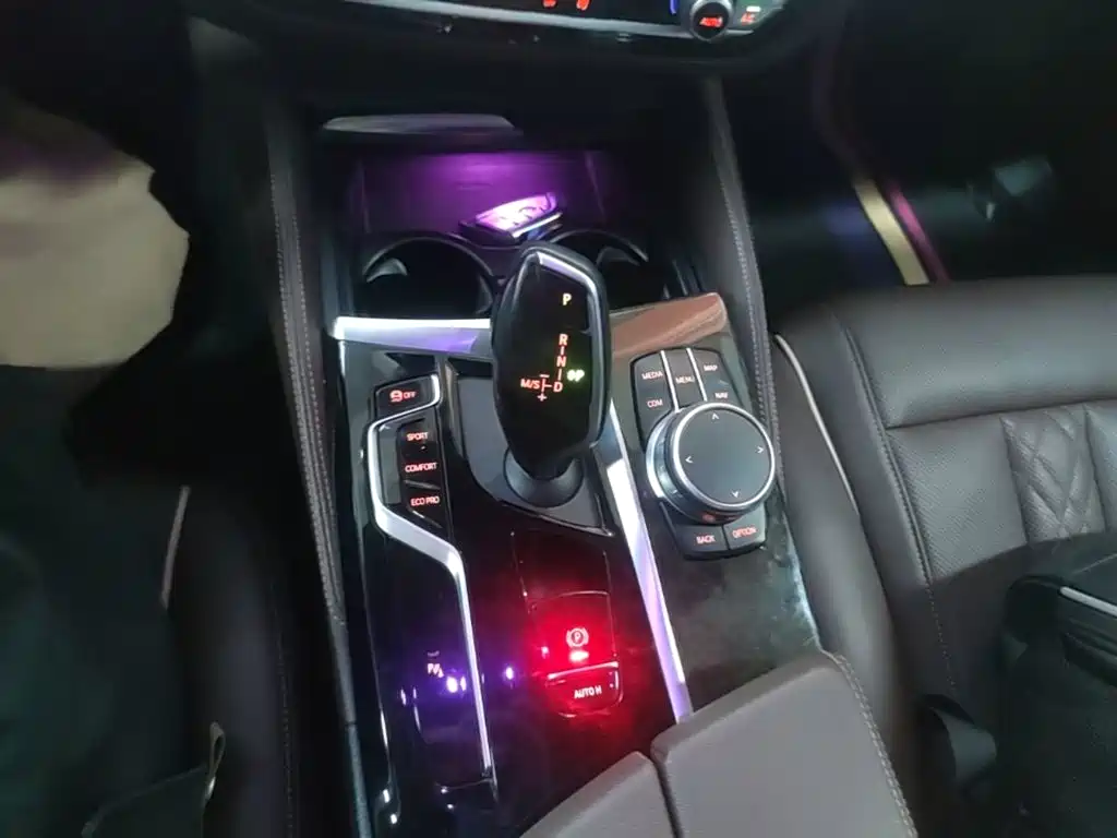 BMW 5 Series — миниатюра 14