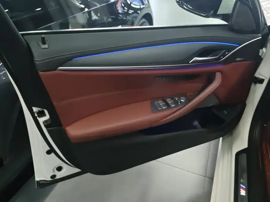 BMW 5 Series — миниатюра 7