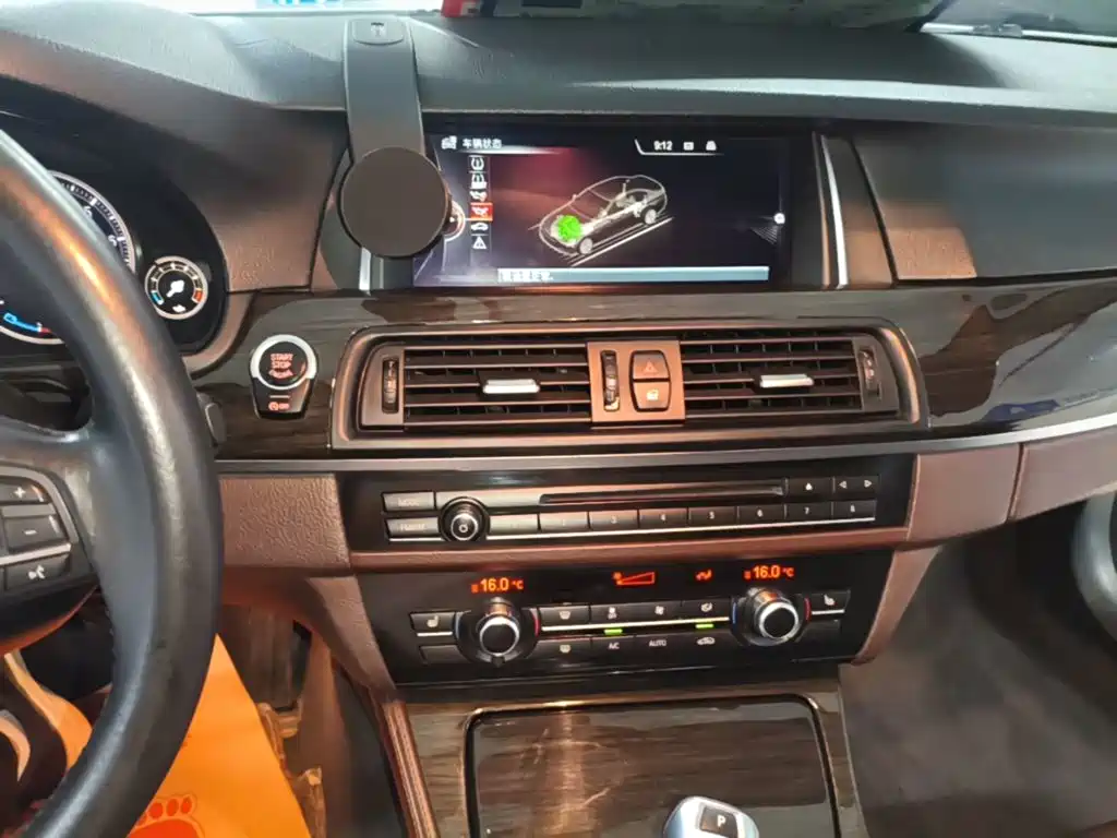 BMW 5 Series — миниатюра 13