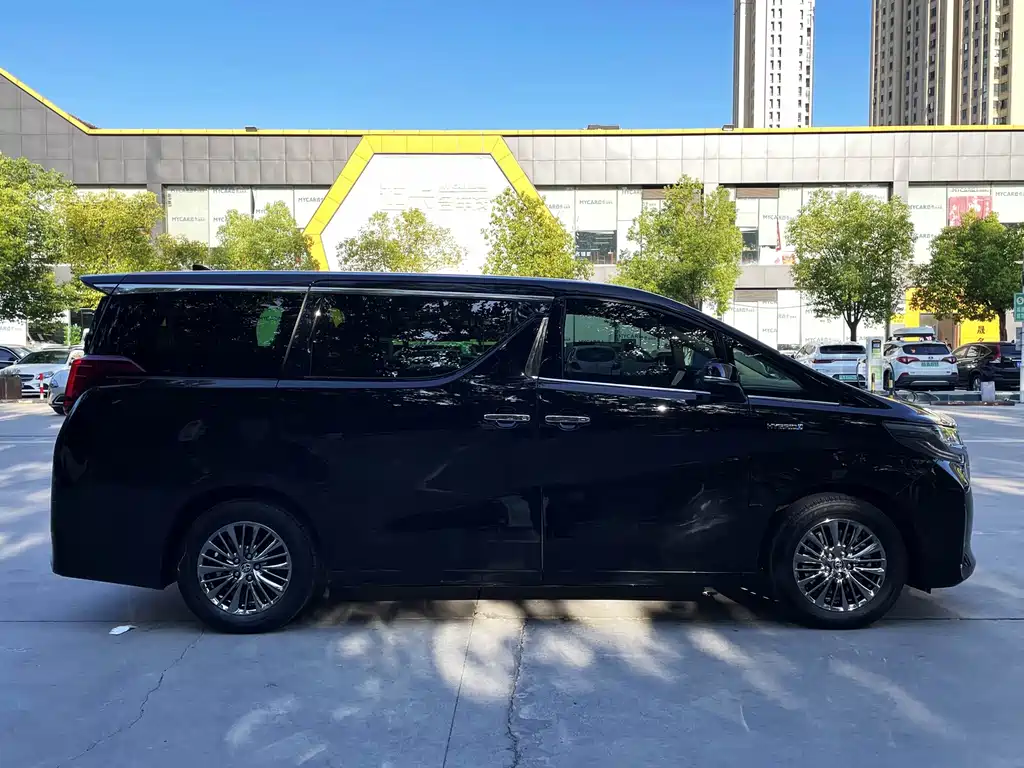Toyota Alphard — миниатюра 7