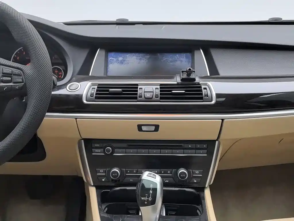 BMW 5 Series GT — миниатюра 12