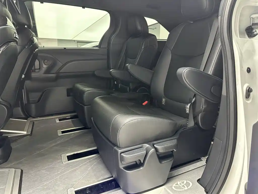 Toyota Granvia — миниатюра 13