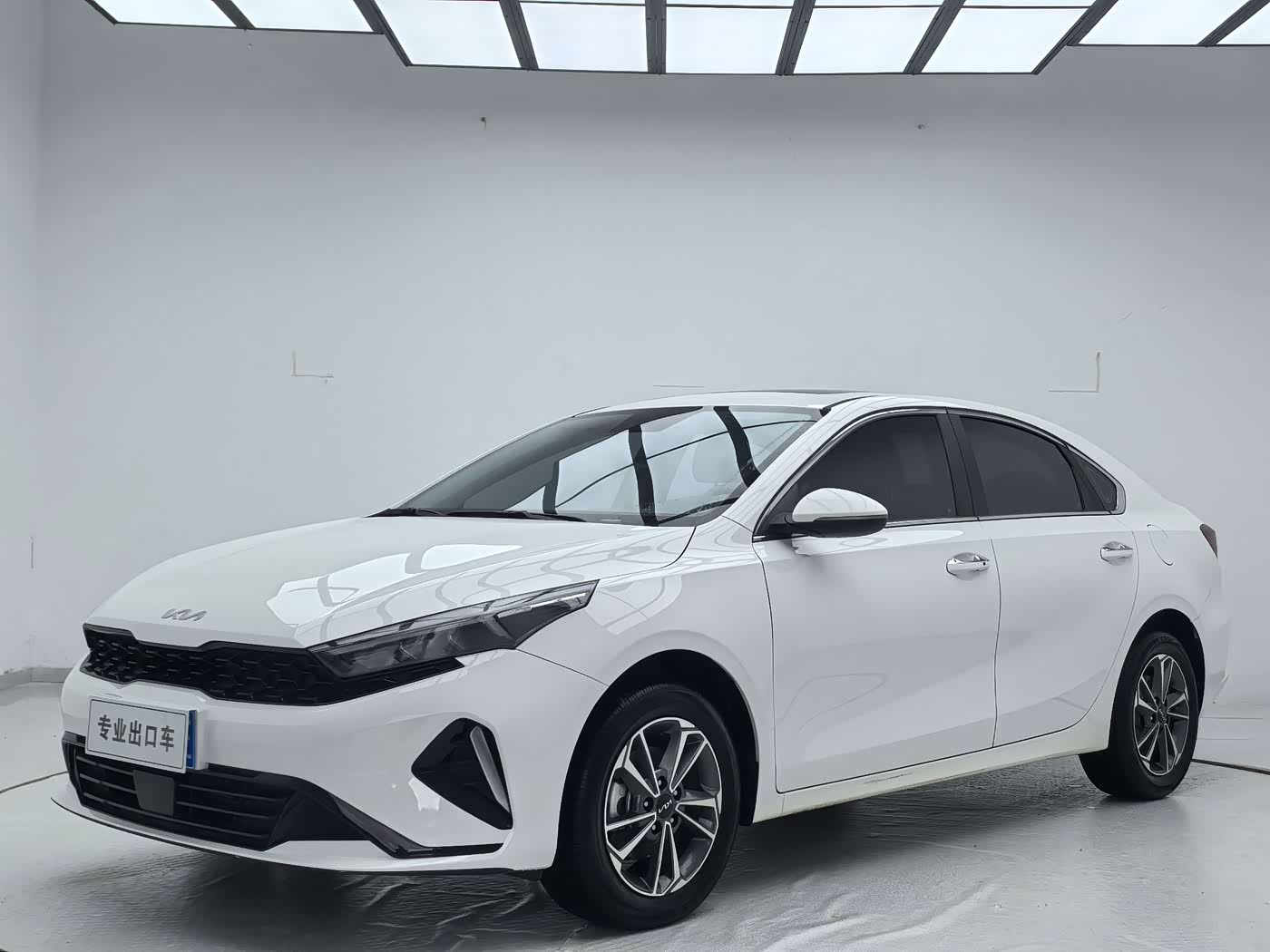 Kia K3 1.5 л 2023 г. Белый, пробег 24000 км