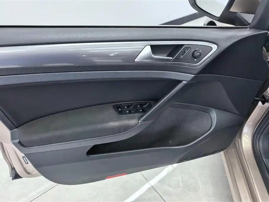 Volkswagen Golf 2015 1.6L AT Fashion