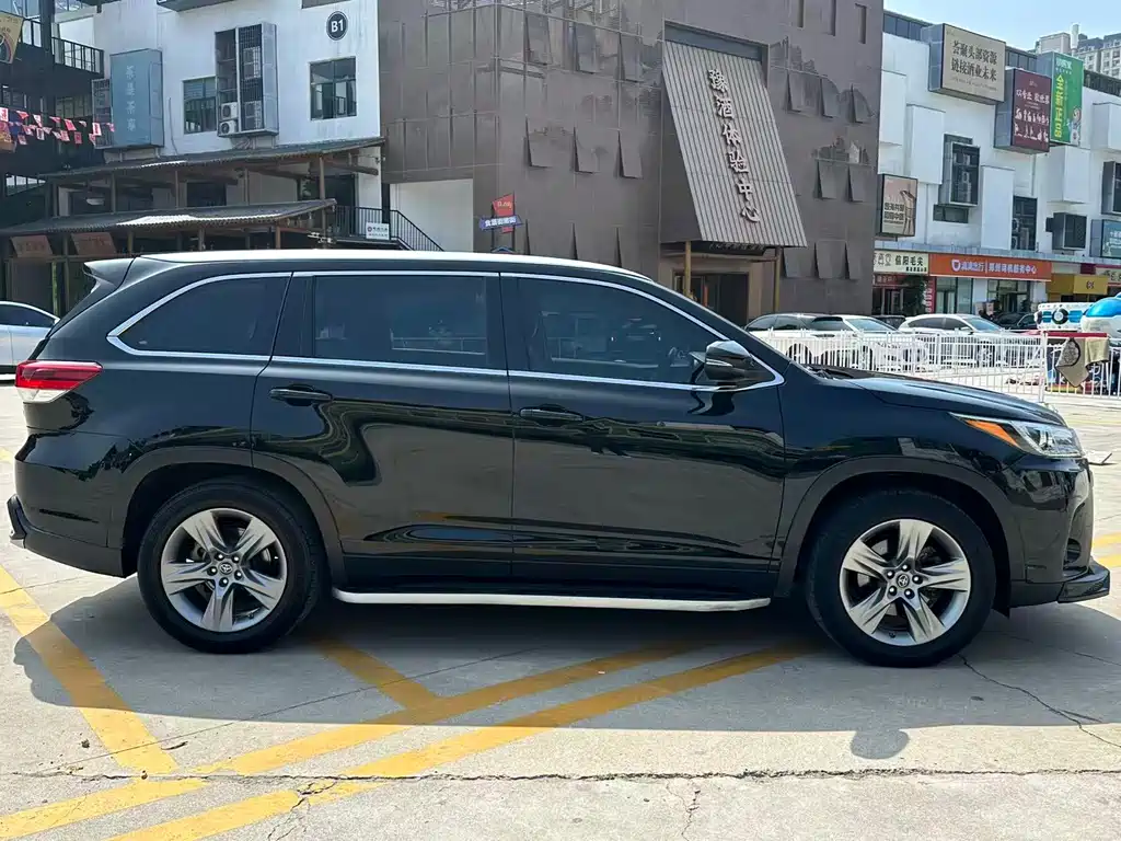 Toyota Highlander 2021 2.0T Luxury 7 мест